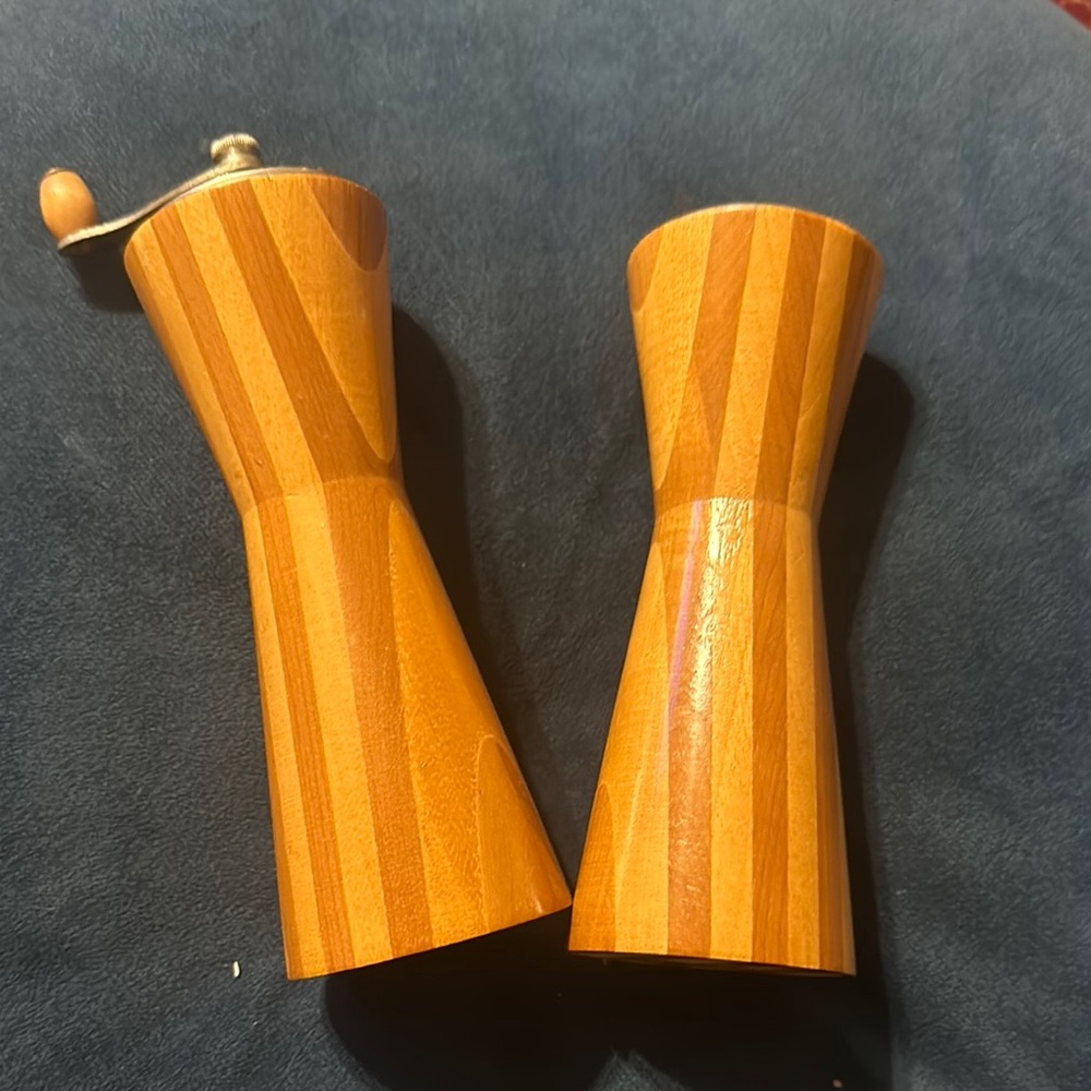 Wooden Salt and Pepper Grinder Set